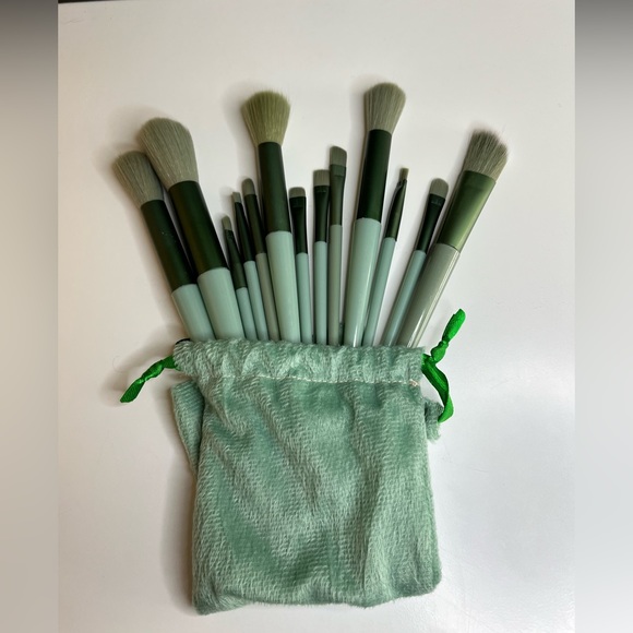 💥NEW💥 13 piece makeup brush set w carrying bag green face blush foundat… - Picture 4 of 7